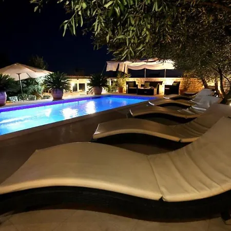 Holiday Slavica - With Pool 度假居 特罗吉尔